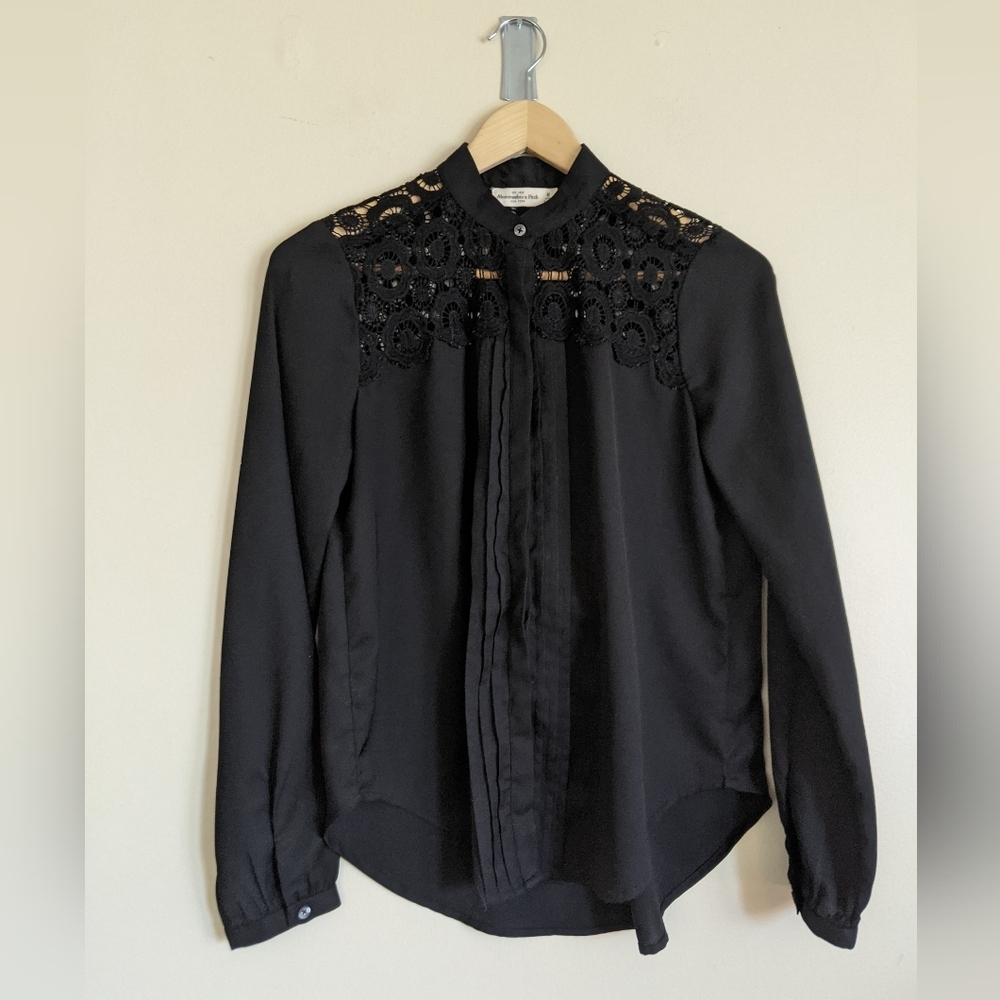 Abercrombie & Fitch Ruffle Blouse – Black – Size M – Soft Drama Classic